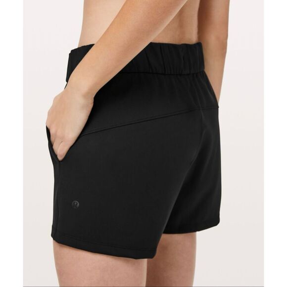Lululemon On The Fly Black Mid Rise Pull On Shorts Size 2 - Picture 1 of 6